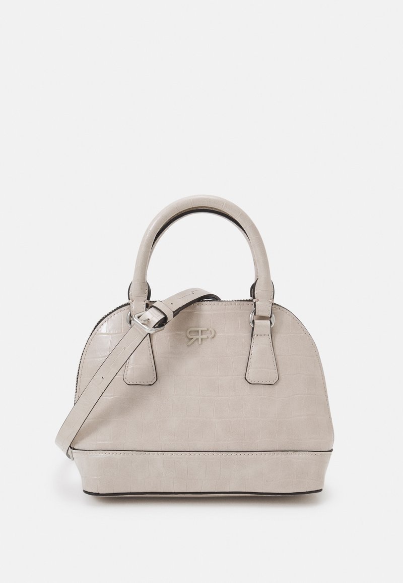 Krokodilpräglad grå handväska med dubbla handtag upptill, en avtagbar rem, kontrasterande detalj och logotypaccent på framsidan.