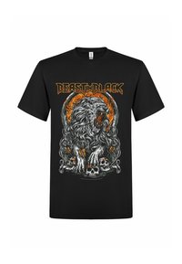 Černé tričko s detailním motivem řvouc�ího lva uprostřed plamenů, obklopeného lebkami a šípy, s nápisem "BEAST IN BLACK" nahoře.