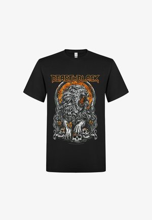 Musta t-paita, jossa on yksityiskohtainen kuva leijonasta, joka karjuu liekkien keskellä, ympärillään kalloja ja nuolia, yläpuolella teksti "BEAST IN BLACK".