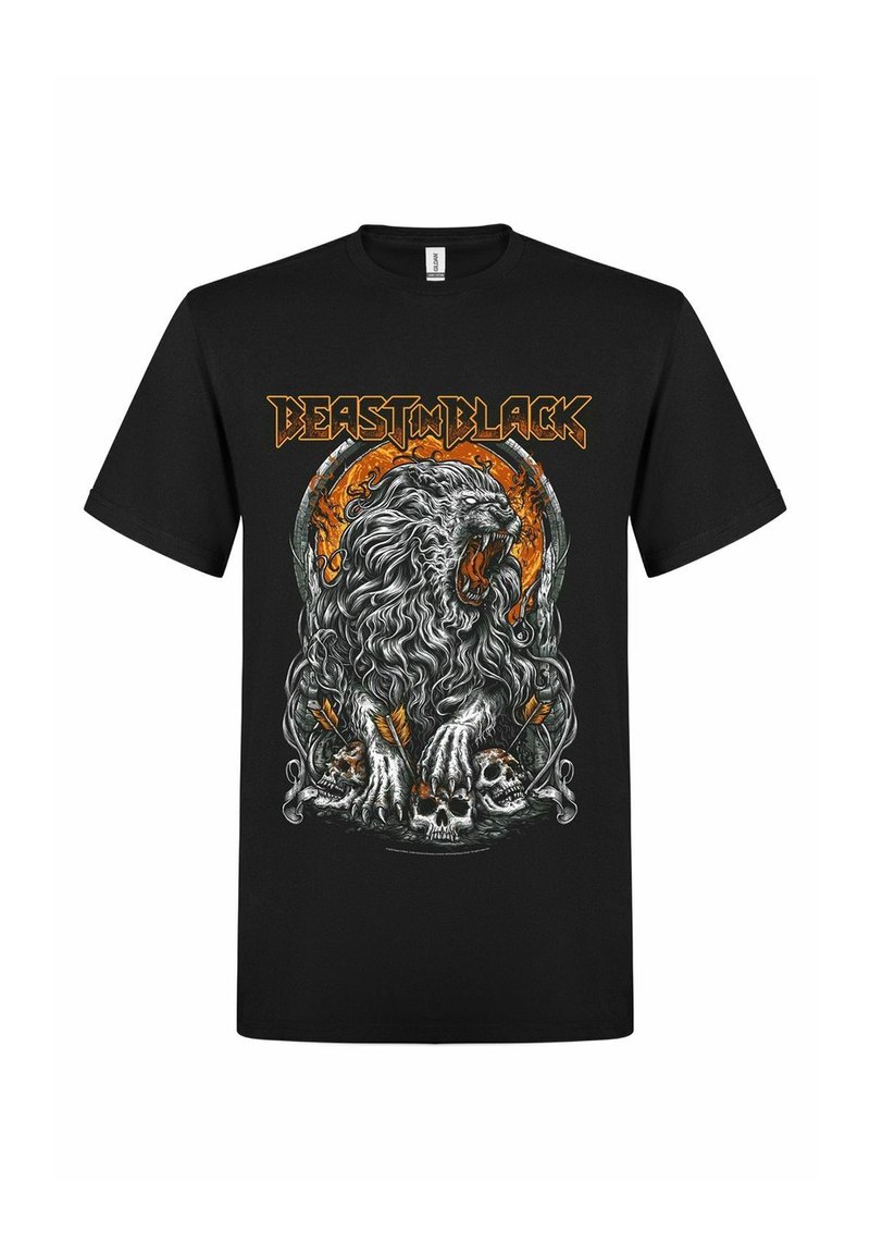 Černé tričko s detailním motivem řvoucího lva uprostřed plamenů, obklopeného lebkami a šípy, s nápisem "BEAST IN BLACK" nahoře.