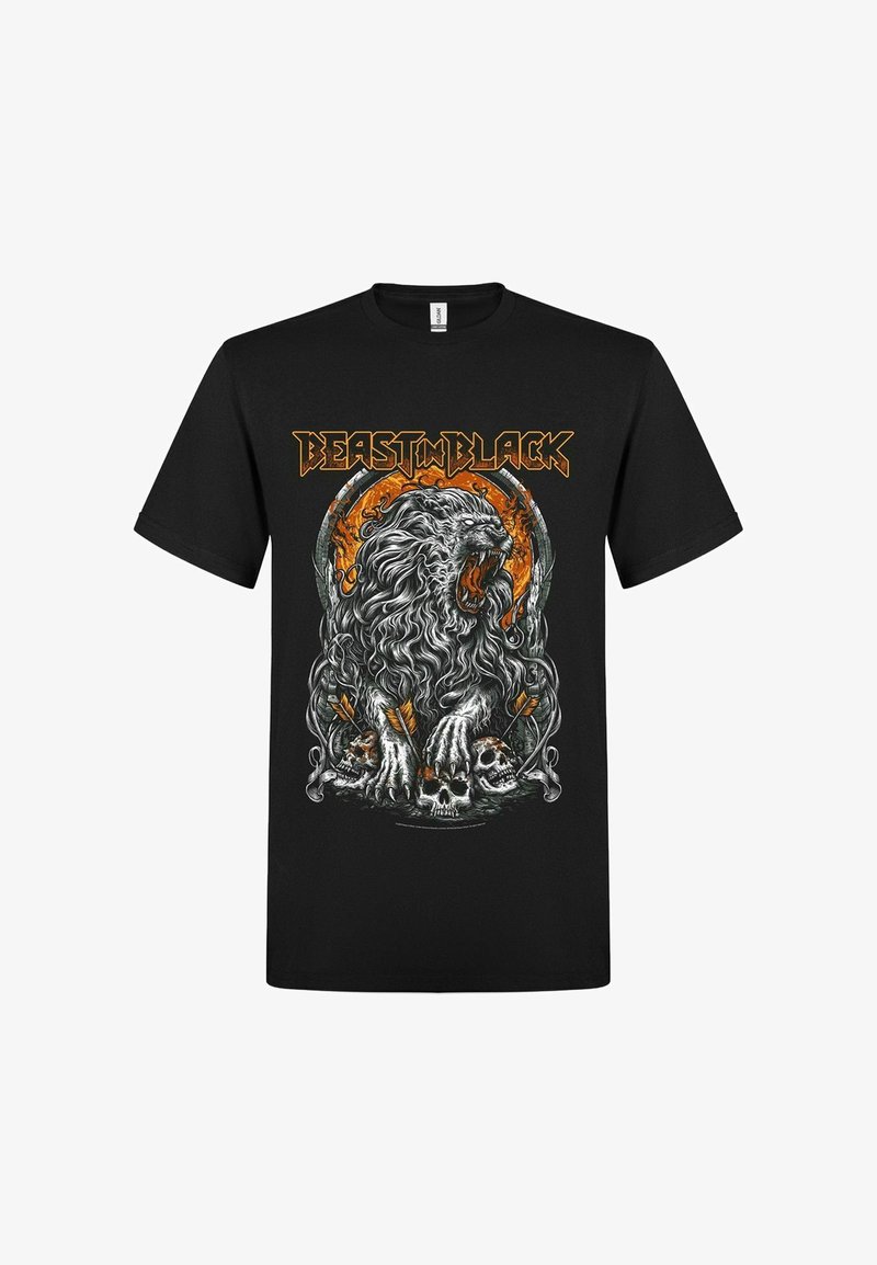 Musta t-paita, jossa on yksityiskohtainen kuva leijonasta, joka karjuu liekkien keskellä, ympärillään kalloja ja nuolia, yläpuolella teksti "BEAST IN BLACK".