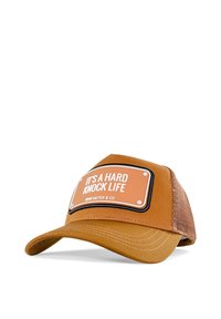 Braune Trucker-Cap mit gebogenem Schirm, ausgestattet mit einem orangefarbenen Kunststoff-Patch, das weißen Text und schwarze Akzente zeigt. Netzrücken.