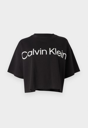 Svart kortermet T-skjorte laget av bomull, med rund hals og korte ermer. Fronten har stor hvit "Calvin Klein" tekst.