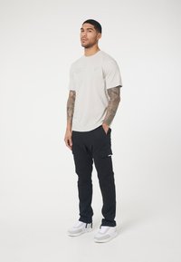 CLOSURE London STACKED SCRIPT  TEE - Print T-shirt - pumice