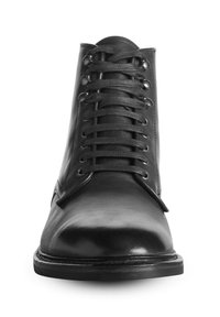 Stivale alla caviglia in pelle nera con punta tonda, lacci frontali e occhielli metallici, mostrato da una vista frontale diretta.