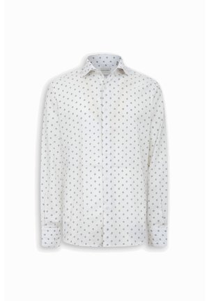 Biała koszula z długim rękawem na guziki z drobnym czarnym kwiatowym wzorem i klasycznym kołnierzykiem, prezentowana na białym tle.