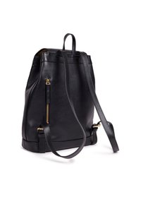 Zaino in pelle nera con spallacci regolabili, finitura liscia, dettagli in cerniera dorata e una tasca laterale con zip per ulteriore spazio di archiviazione.