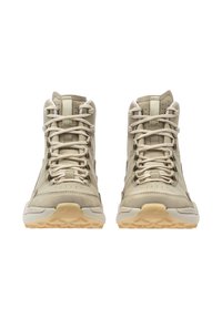 Ζευγάρι μπεζ μποτάκια τύπου high-top με χοντρές μπεζ σόλες και μπεζ κορδόνια, εμφανιζόμενα από μπροστά σε λευκό φόντο.