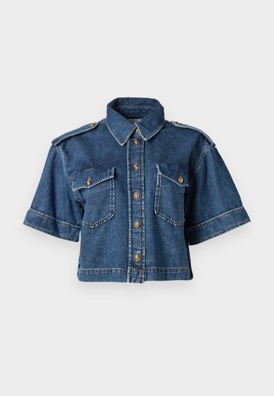 Kuttet denimjakke i mørkeblå, med korte ermer, to brystlommer, detaljer med gullknapper og et klassisk kragedesign.
