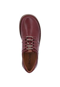 Zapato de cuero burdeos con cordones, punta redonda, costuras beige en contraste y sutiles acentos laterales. El interior cuenta con una plantilla color marrón claro.