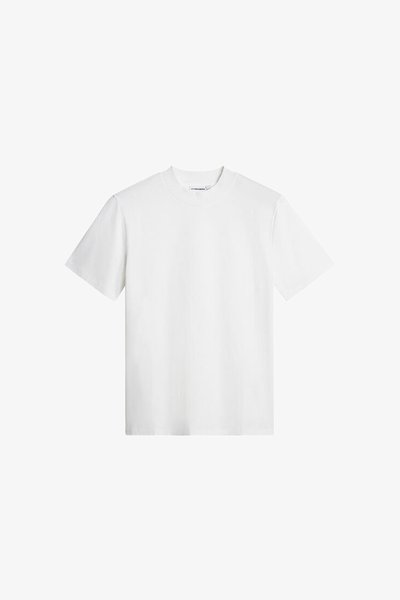 Απλό λευκό κοντομάνικο T-shirt με στρογγυλή λαιμόκοψη, παρουσιασμένο σε λευκό ομοιόμορφο φόντο.