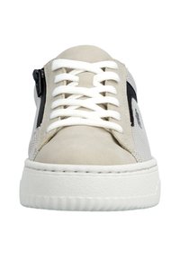 Baskets beige avec tige en daim et mesh, accents noirs, lacets blancs et semelle en caoutchouc texturée ; dotées d'une fermeture éclair latérale pour plus de commodité.