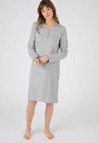 Noche de color gris, de manga larga, con un escote henley, tres botones, dobladillo festoneado y tela texturizada. Diseño cómodo y casual.