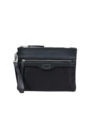 Pochette bracelet noire avec dessus en cuir texturé, poche zippée avant et bandoulière en cuir amovible sur fond blanc.