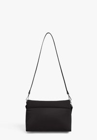 Bolso de hombro negro con una tela lisa, forma rectangular, correa ajustable única y un bolsillo frontal con cierre de cremallera.
