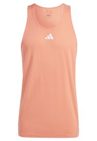 Débardeur de sport sans manches couleur corail clair avec logo Adidas blanc centré sur la poitrine, fabriqué en tissu léger et respirant.