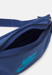 Nike Sportswear HERITAGE WAISTPACK UNISEX - Bolsa de cintura - mystic navy/mystic navy/(laser blue)