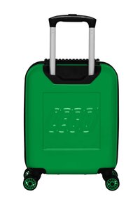 Grön hård resväska med silver teleskophandtag, svarta detaljer och fyra mönstrade hjul. Har ett präglat logotyp på framsidan.