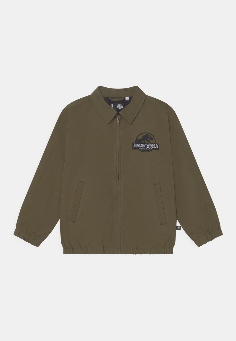 Casaco leve verde-oliva com fecho de correr, dois bolsos laterais, punhos elásticos e um logótipo do Jurassic World bordado no peito.