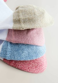 Négy kötött sapka egymáson: fehér bézs szegéllyel, rózsaszín, világoskék és sötétebb rózsaszín. Változatos textúrák és finom minták mindenhol.