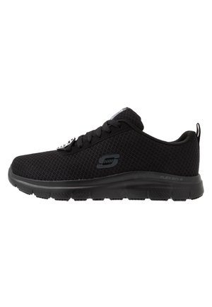 Sort Skechers sportssko med mesh-stof, snørebånd foran, logo på siden og fleksibel gummisål vist fra ydersiden.