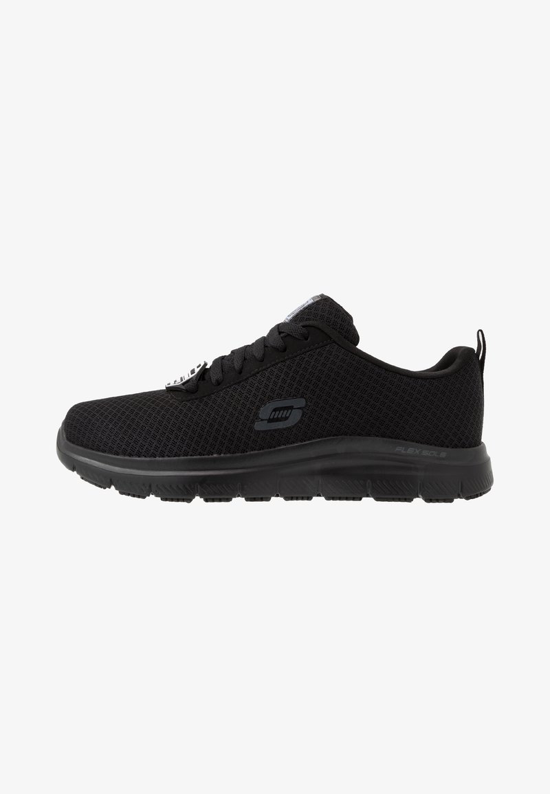 Chaussure de sport noire Skechers en tissu mesh, laçage devant, logo sur le côté et semelle en caoutchouc flexible, vue du côté extérieur.