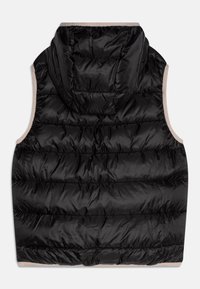 Czarna kamizelka puchowa z kapturem, z przeszytymi sekcjami dla lepszej izolacji. Teksturowany, lekki materiał oraz kontrastowy dół.
