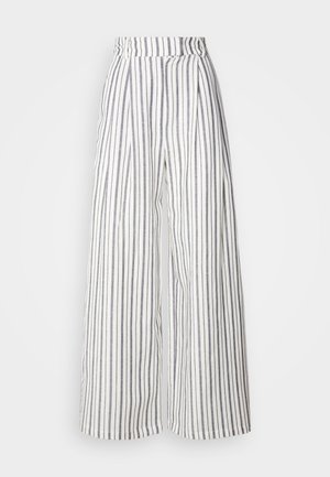 Pantalons larges à rayures, avec une base blanche et des rayures gris foncé, fabriqués dans un tissu léger au toucher doux.