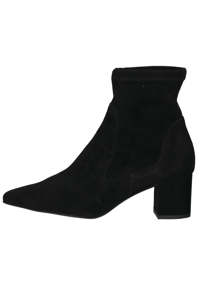 Czarny zamszowy botek za kostkę z ostrym noskiem i dopasowaną cholewką. Posiada słupek oraz widoczne szwy wzdłuż bocznych paneli.