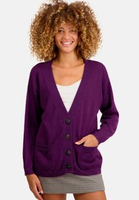 Cardigan violet en tissu tricoté doux, avec un col en V, une fermeture à boutons, deux poches avant et des poignets côtelés.