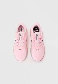 Ροζ αθλητικά παπούτσια με πλέγμα στο άνω μέρος, συνθετικές λεπτομέρειες και μαύρο λογότυπο. Στρογγυλή μύτη και μαξιλαρωτή σόλα, με σχέδιο δέσιμο.