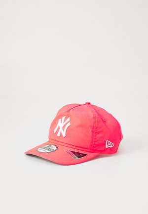 Boné de basebol rosa feito de tecido com uma coroa arredondada. Possui um logótipo branco bordado na frente e uma aba curva.