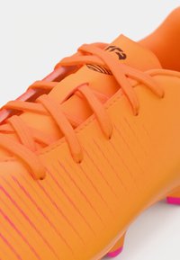 Puma FUTURE 8 PLAY FG/AG JR UNISEX - Kopačky na umelý trávnik - black/ravish