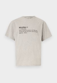 BISOUS AND BAGUETTES UNISEX - Nyomott mintás póló - melange grey