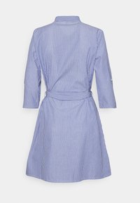 Modro-bílá pruhovaná košilová šaty s límečkem, tříčtvrtečními rukávy a pásem v pase, s délkou do kolen.