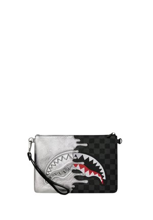 Porta polso rettangolare con zip, design a scacchi argento e nero diviso, con una grafica stilizzata della bocca di uno squalo che attraversa entrambe le metà.