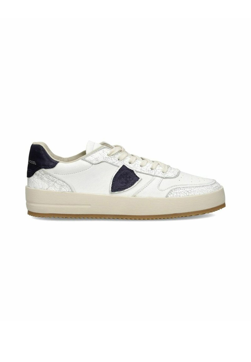 Baskets en cuir blanc avec des accents bleu marine, des détails texturés et une semelle en caoutchouc beige. Design à lacets, bout rond et profil plat.