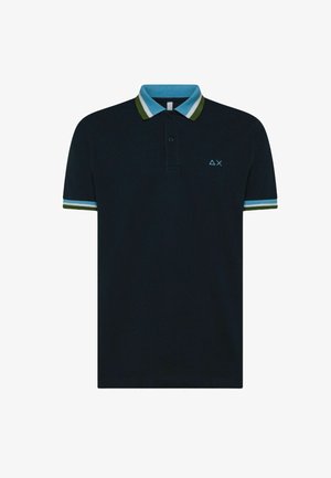 Polo shirt blu navy con patta a tre bottoni. Strisce a contrasto verdi e azzurre chiare sul colletto e sulle maniche. Include un piccolo logo elegante.