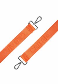 Oranges Stoffband mit eingeprägtem Logo "CABANA", ausgestattet mit Metallclips zur Befestigung und einer glatten Textur.