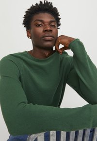 Jack & Jones JJEHILL CREW NECK  - Jumper - dark green