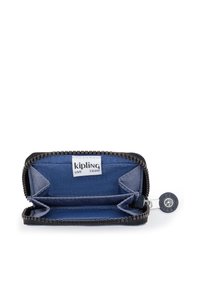 Portafoglio nero con zip realizzato in tessuto; l'interno presenta scomparti azzurri con un'etichetta con il marchio "kipling" e un dettaglio con bottone a scatto.