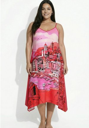 Frau trägt ein ärmelloses pink-rotes Kleid mit einer Illustration einer Küstenstadt und Booten und steht vor einem weißen Hintergrund.