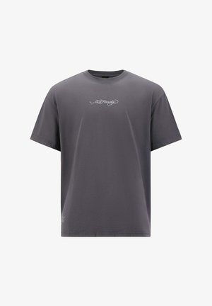 Šedé tričko s krátkým rukávem vyrobené z bavlny, s bílým nápisem na přední straně. Klasický kulatý límec a uvolněný střih.