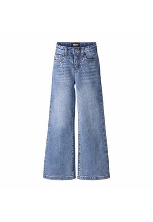 Jean en denim large, bleu clair avec une taille haute, présentant une fermeture à bouton à l'avant et des clous décoratifs le long des poches supérieures des cuisses.
