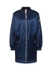 Marineblauwe satijnen bomberjack met een voorkant met rits, zijzakken en geribbelde manchetten. Heeft een enkele ritszak op de arm en een logodetail.