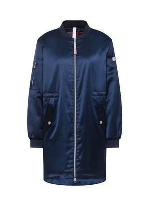 Marineblauwe satijnen bomberjack met een voorkant met rits, zijzakken en geribbelde manchetten. Heeft een enkele ritszak op de arm en een logodetail.