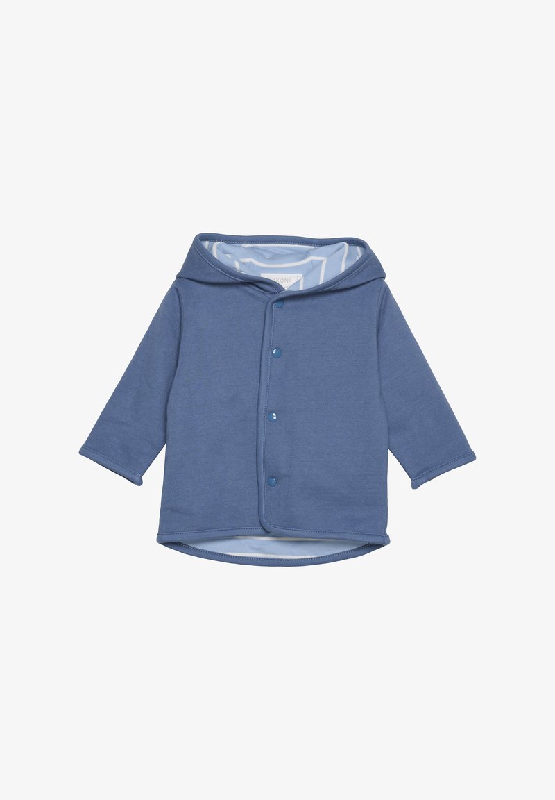 Blauer Kapuzenpullover aus weichem Material, mit Knopfleiste, langen Ärmeln und einem kontrastierenden Innenfutter mit gestreiftem Muster.