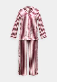 Pajama set s rdečimi in belimi črtami, ki vključuje dolge rokave, ovratnik, gumb za zapenjanje in ohlapne hlače z elastičnim pasom.