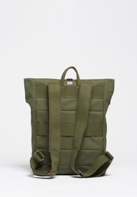 Mochila verde oliva hecha de un tejido resistente, que cuenta con un respaldo acolchado, correas ajustables, un asa superior y un diseño minimalista sin herrajes visibles.