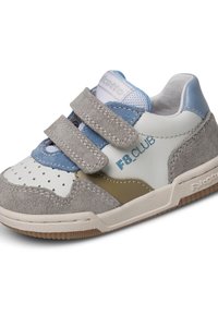 Grijze en blauwe sneakers van suède en leer, met klittenbandsluitingen, geperforeerde neus en rubberen zool met een lichtbruine loop.